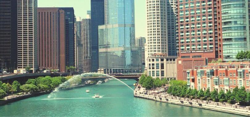 A picture of downtown Chicago with the river running through the city.