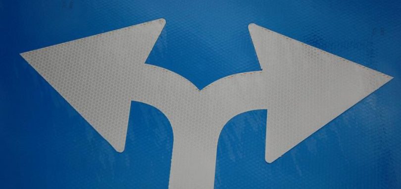 Two arrows diverging on a blue background.