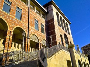 What's the difference between nonprofit vs for-profit colleges?