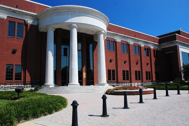 There are plenty of advantages to attending a community college