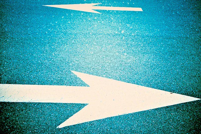 Two arrows facing opposite direction.