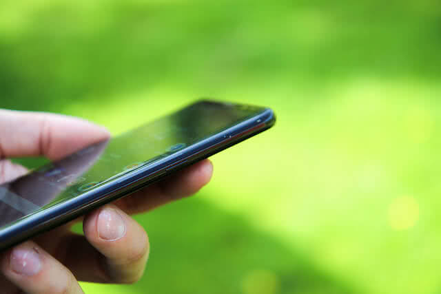 A hand is holding a cellphone.