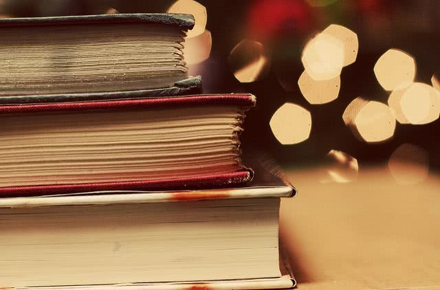 Three different sized books - there are different sized student loan repayment term options too