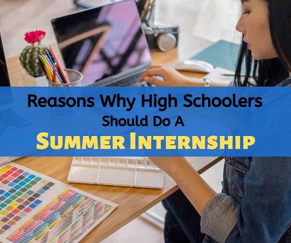 Student at work desk with text: why high schoolers should do a summer internship