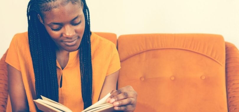 Student reading a book during the quarantine.