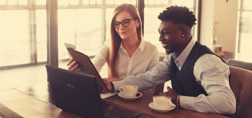 Students discussing career advice at a coffee shop.