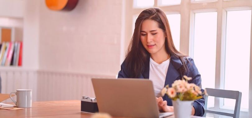 Student in virtual scholarship interview