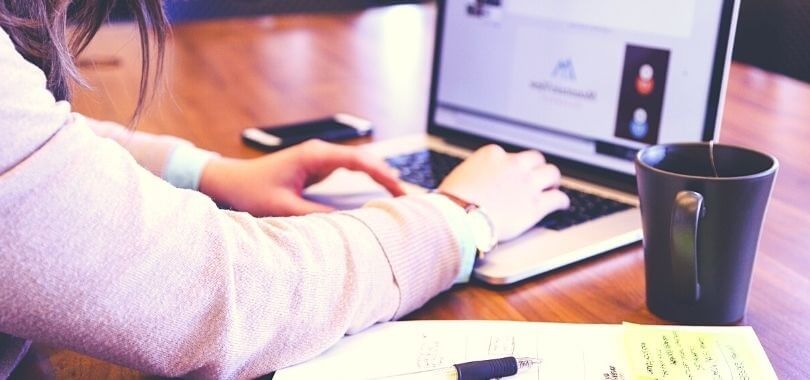 Student updating their FAFSA online